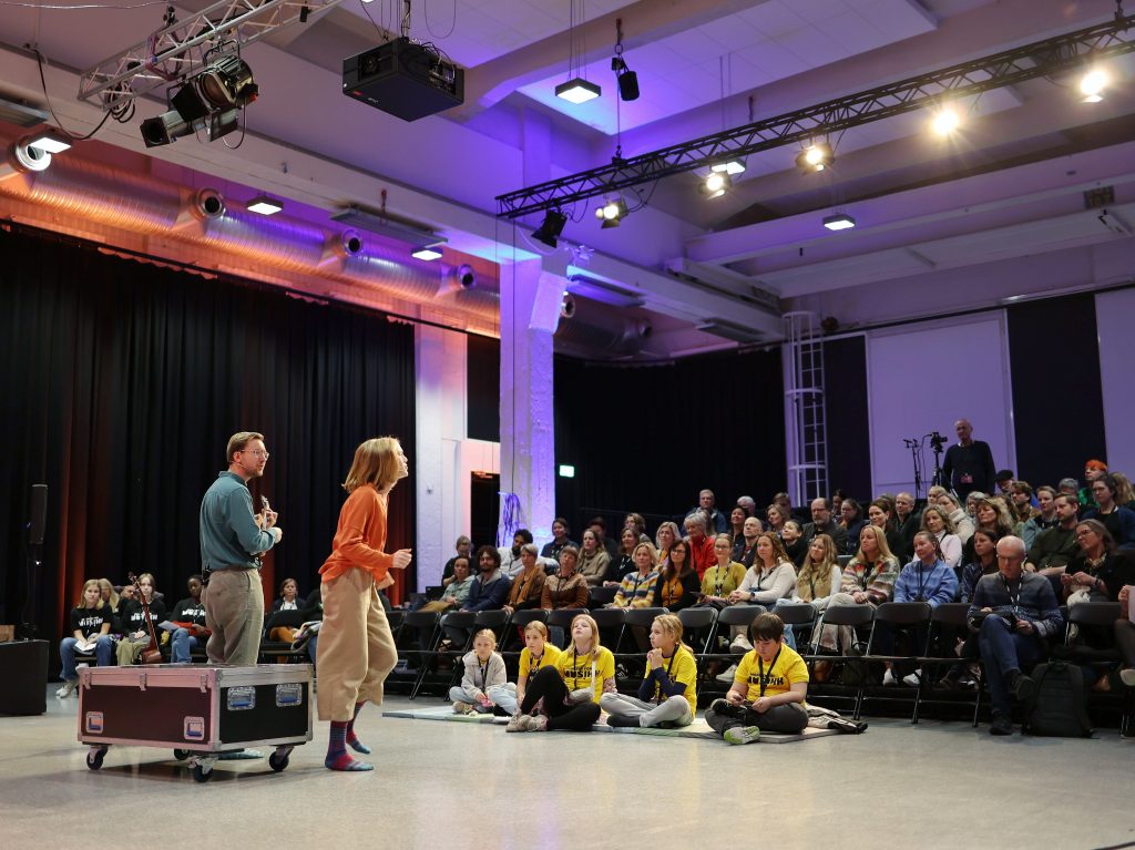 To musikere synger og spiller for barn og voksne